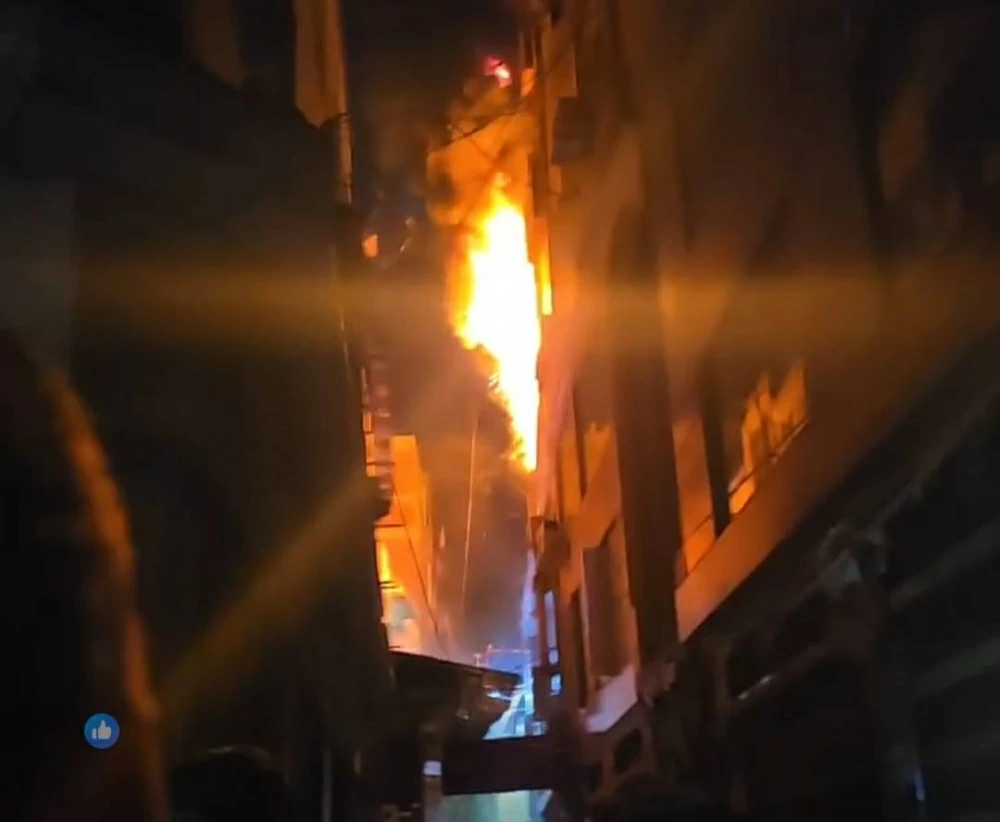 مصرع 2 إصابة 9.. حريق خضم في مخزن ملابس بسوق الخواجات بالمنصورة